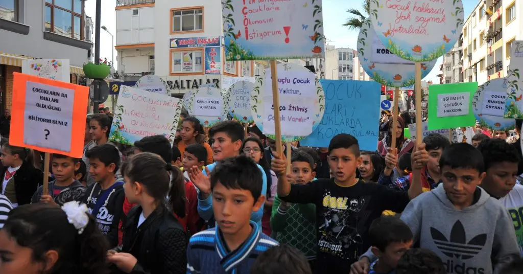 Seferihisarlı çocuklar ‘savaşsız bir dünya’ için yürüdüler.