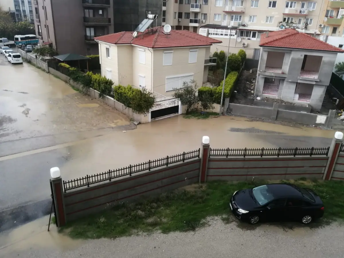 Seferihisarlı öğrencilerin yağmur çilesi