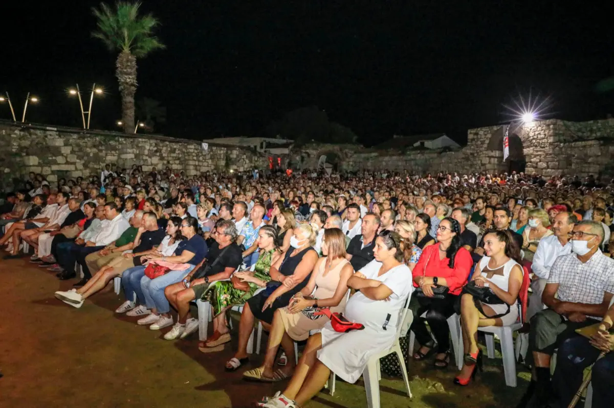 Sığacık Müjdat Gezen’i ayakta alkışladı