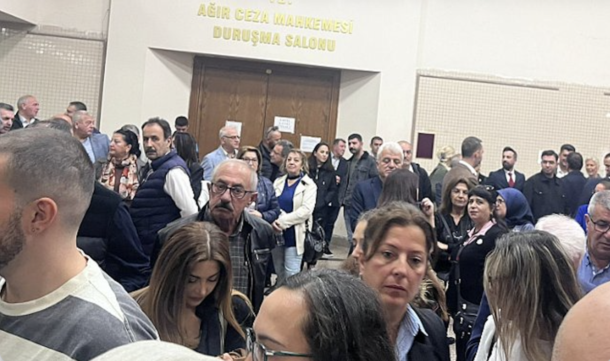 Tarihi duruşma öncesi gerginlik: Salona alınmadılar, alkışlarla tepki gösterdiler