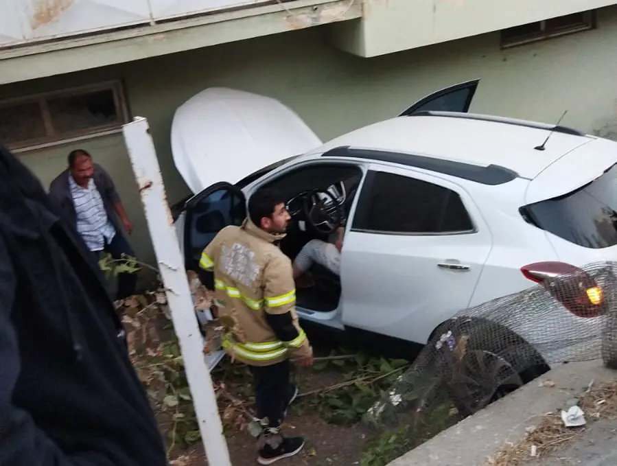 Temel Cingöz Caddesi’nde akıl almaz kaza