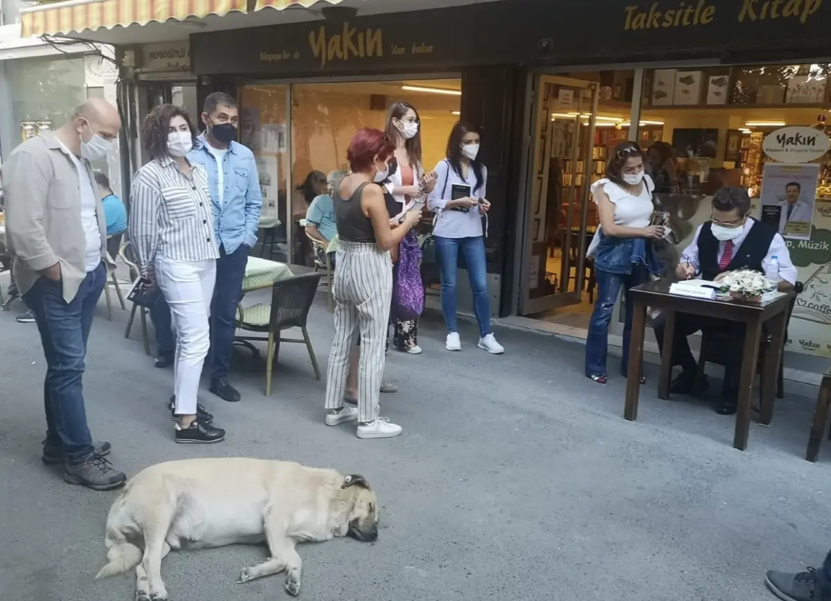 Ünlü hekim Prof Dr. Kaynak, gözün hikayesini kitaplaştırdı 