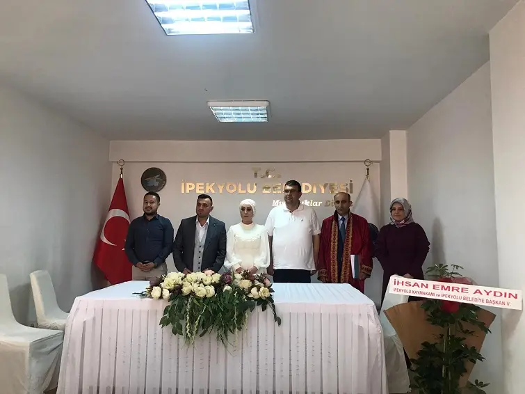 Van’da evlenen çiftin nikah şahitliğini Başkan Yetişkin yaptı