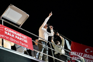 Aydın’da demokrasi mitingi: Yetişkin, Özel ile birlikte on binlerle buluştu