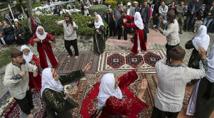 Cemevlerine ibadethane statüsüne geçiyor