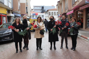 CHP Seferihisar 8 Mart’ta karanfil dağıttı