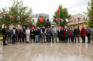 CHP İlçe Örgütü çelenk töreni gerçekleştirdi