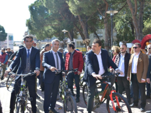 Engel Tanıma Sen de Bas Pedala