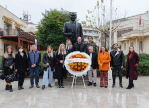 Gazeteciler Atatürk Anıtı’na çelenk sundu