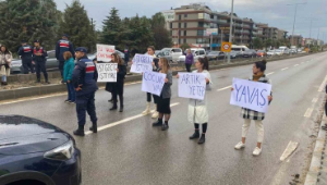 İzmir – Seferihisar Yolu’ndaki tehlikeye dikkat çektiler