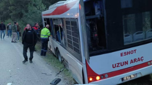 İzmir’de TIR belediye otobüsüne çarptı: 1 can kaybı…