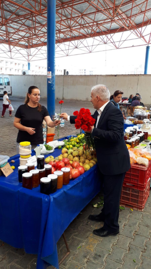 Kadın üreticilerin bayramını çiçeklerle kutladı