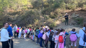 Minik öğrencilerden Seferihisar’da doğa yürüyüşü