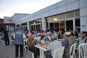 Seferihisar Belediyesi iftar sofrasını kuruyor