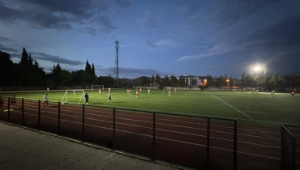 Seferihisar İzzet Gül Stadyumu’ndaki eksikler sporcuları zorluyor