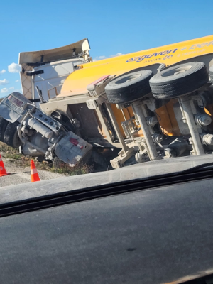 Seferihisar Kavakdere yolunda tır devrildi