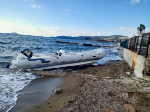 Seferihisar’da Sahilde Bulunan Şişme Bot İçin Duyuru