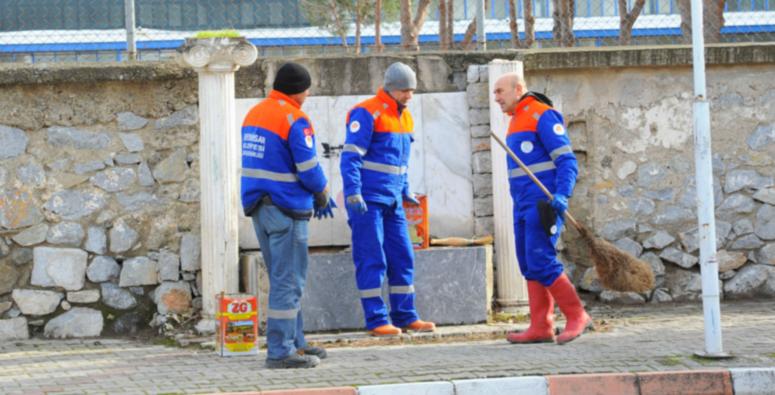 Başkan Soyer, sabahın ayazında temizlik işçileriyle birlikte çalıştı