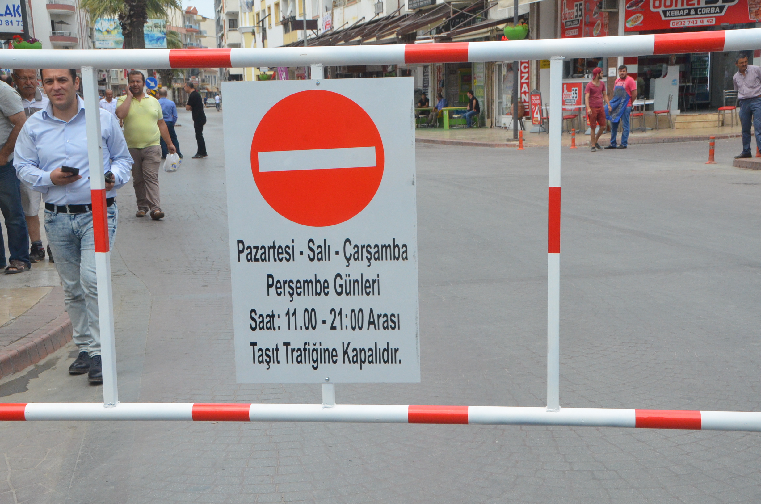 Atatürk Caddesi kapatıldı