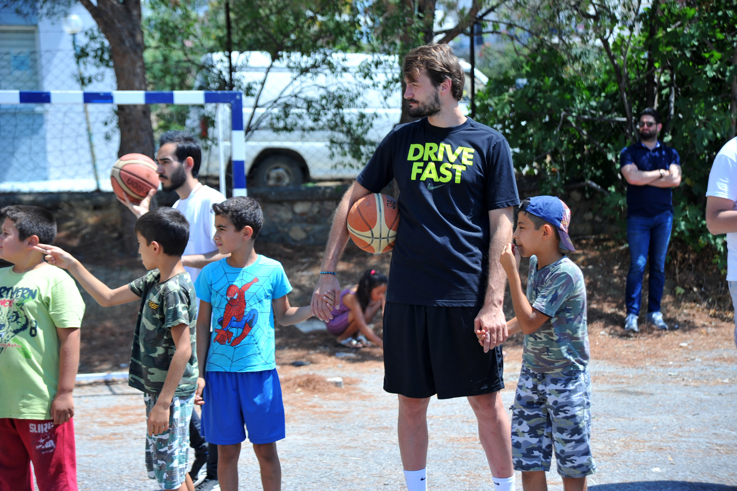 Milli Basketbolcu Ulamış’ta Çocuklarla