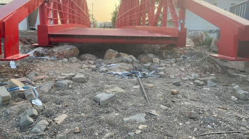 Yapımı tamamlanmayan köprüye vatandaşlardan tepki
