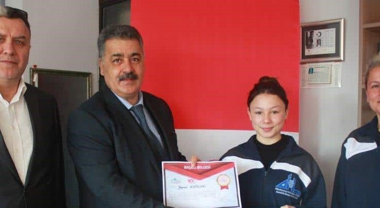 Milli Sporcu Zeynep Kaplan’dan müdür Ahmet Vehbi Koç’a ziyaret